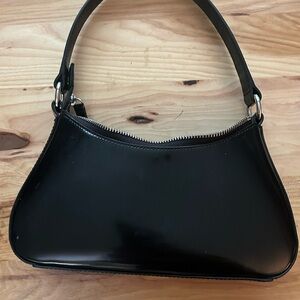 Hyer Goods small leather shoulder baguette 90s bag in black patent leather